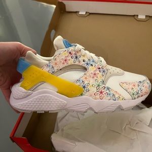 NIKE Air Floral Swoosh Huarache Sneakers. Never Worn. Still in Box. Size WMNS 7.